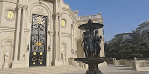 Esterno della villa con fontana in bronzo patinato e portone in ferro battuto a mano